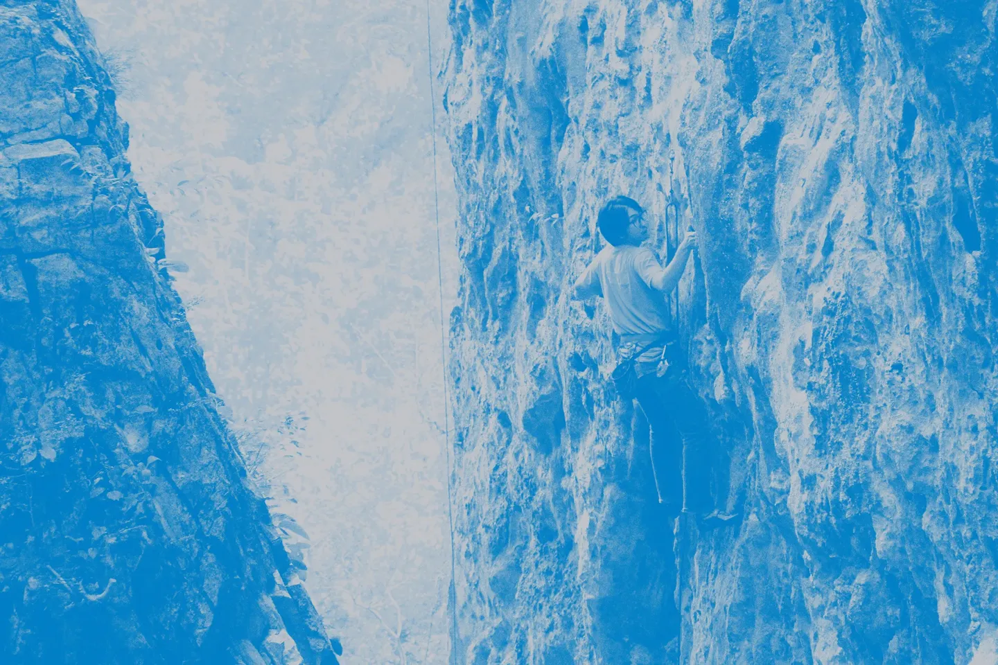 屋外の岩でクライミング中