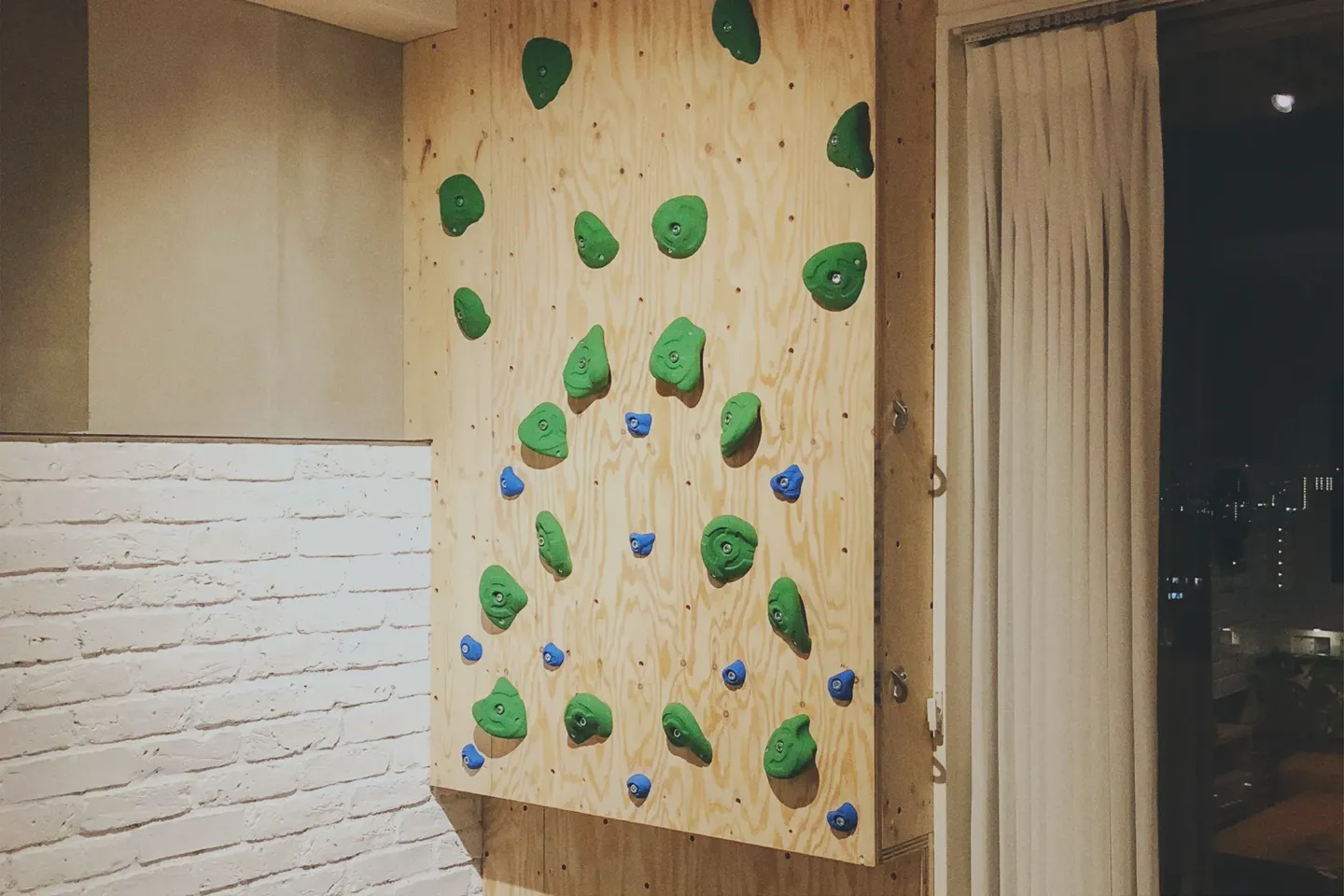 家庭用クライミングウォールの例